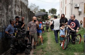 Álex de la Iglesia y el actor que encarna a Leo Messi sostienen una bicicleta durante el rodaje. Foto: MediaPro